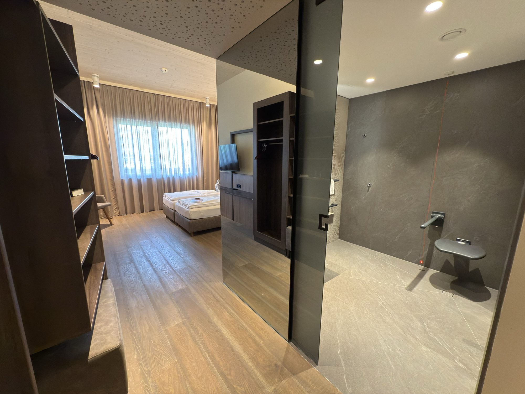 Barrierefreies Zimmer: Blick vom Bad zurück ins Zimmer, ohne Schwelle zwischen den Räumen