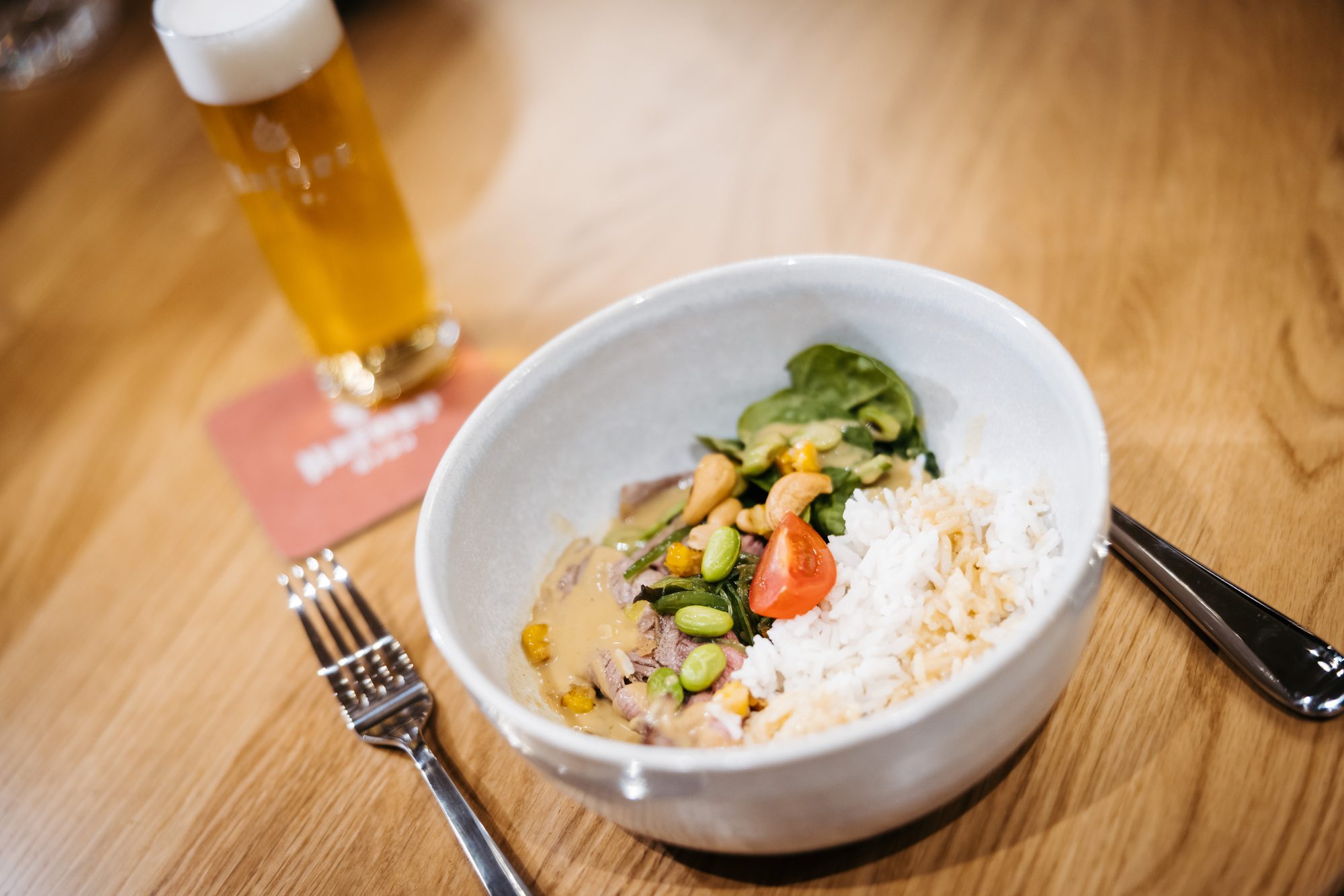 Häferl, die Mostviertler Poke Bowl, mit einem Glas Bier – HAFNERBAR