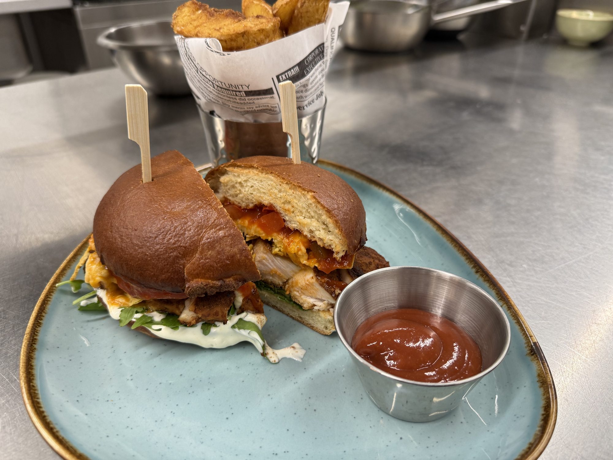 Burger aus der Küche der HAFNERBAR, serviert auf einem Holzbrett