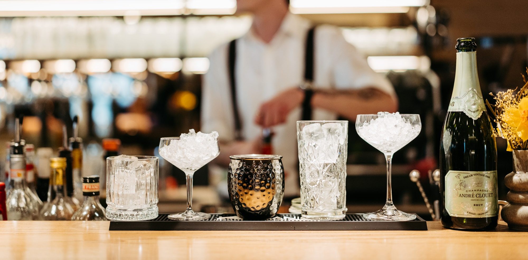 Gläser mit Eis und eine Flasche Champagner auf dem Bartresen der HAFNERBAR