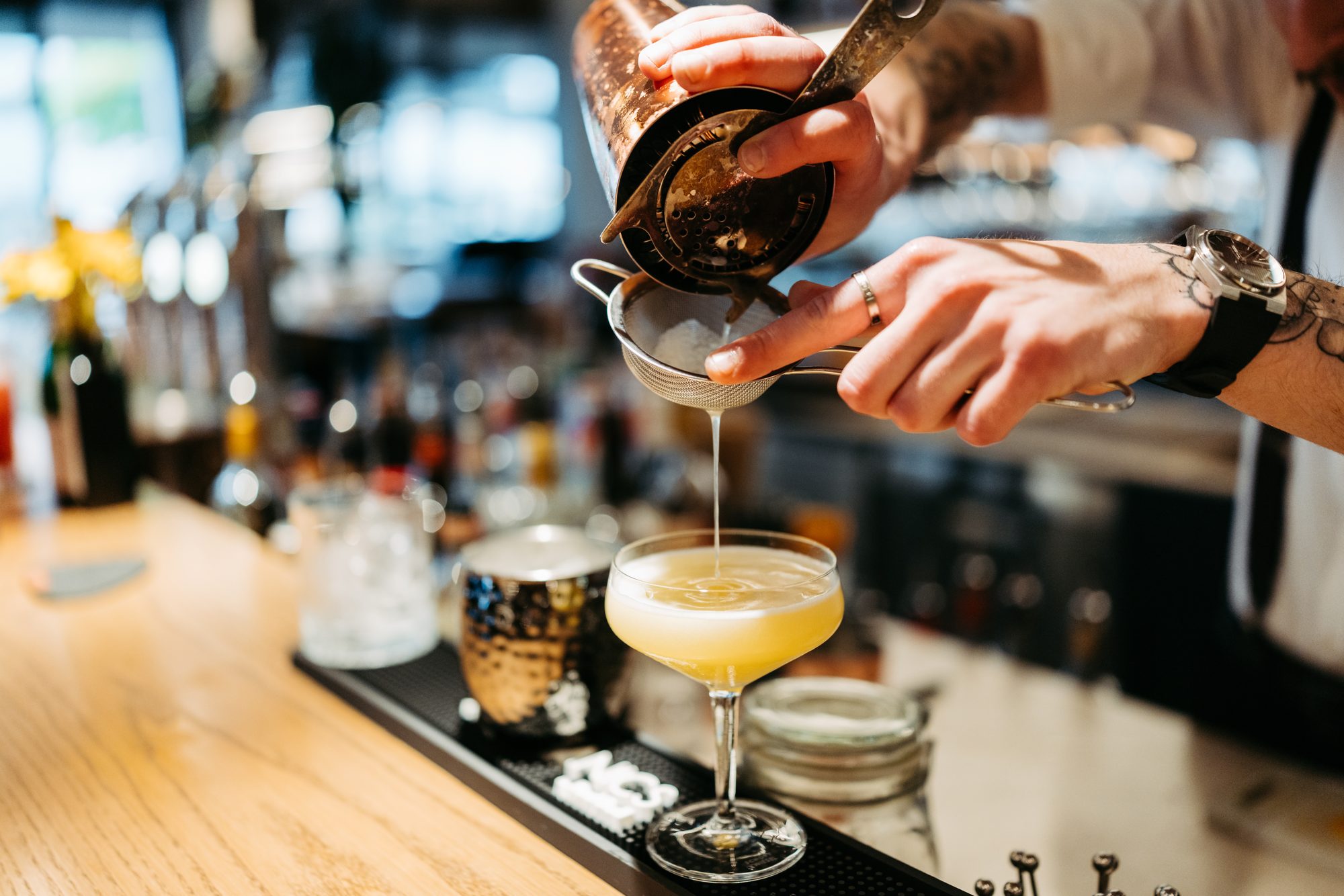 Cocktail wird an der Bar der HAFNERBAR abgeseiht