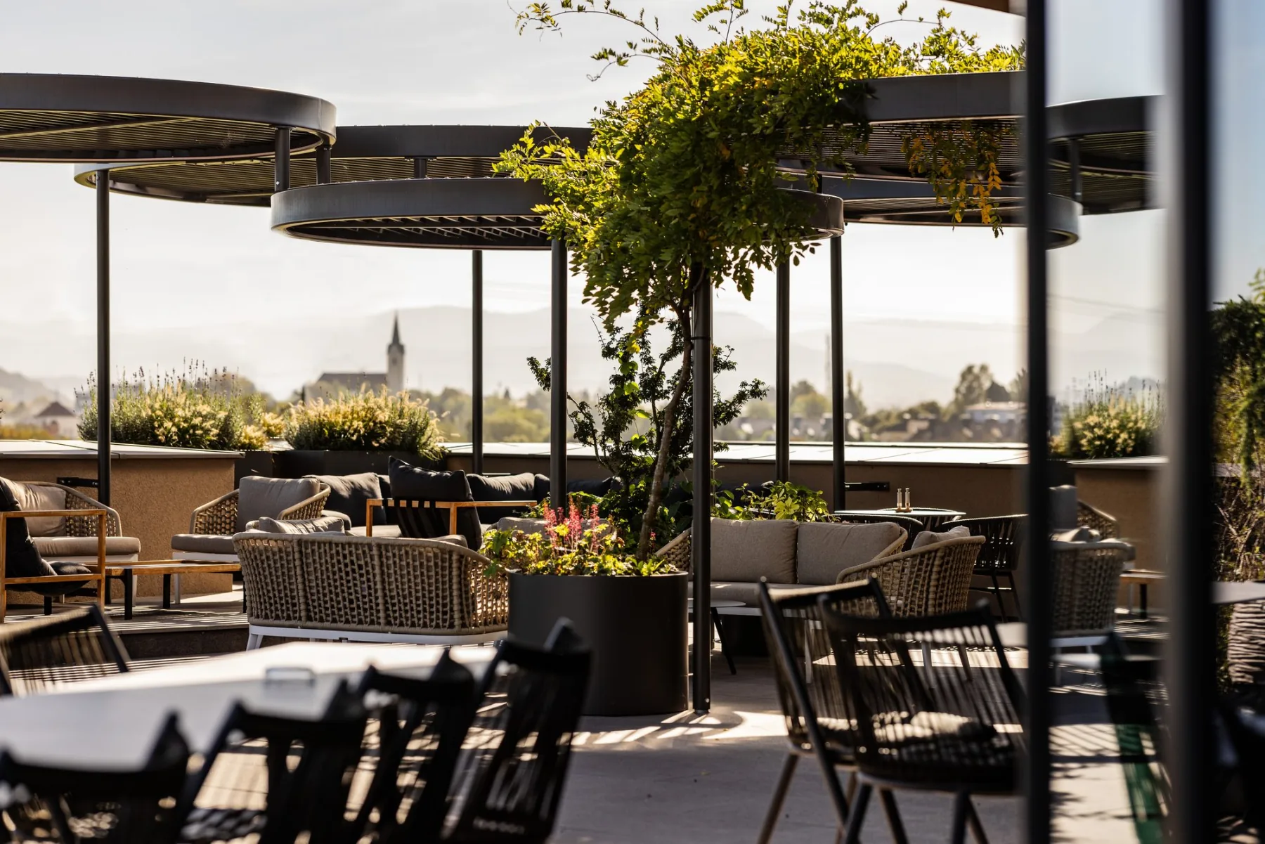 Bepflanzte Dachterrasse des Hafnerhotels mit Blick über Wieselburg ins Mostviertel