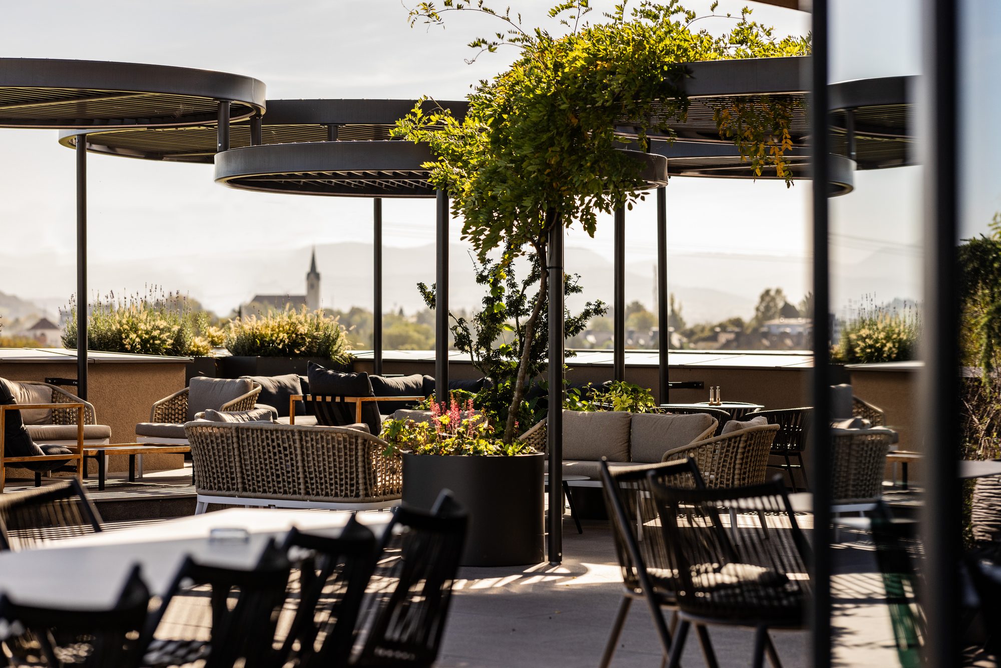 Die bepflanzte Dachterrasse der HAFNERBAR mit Sitzgruppen