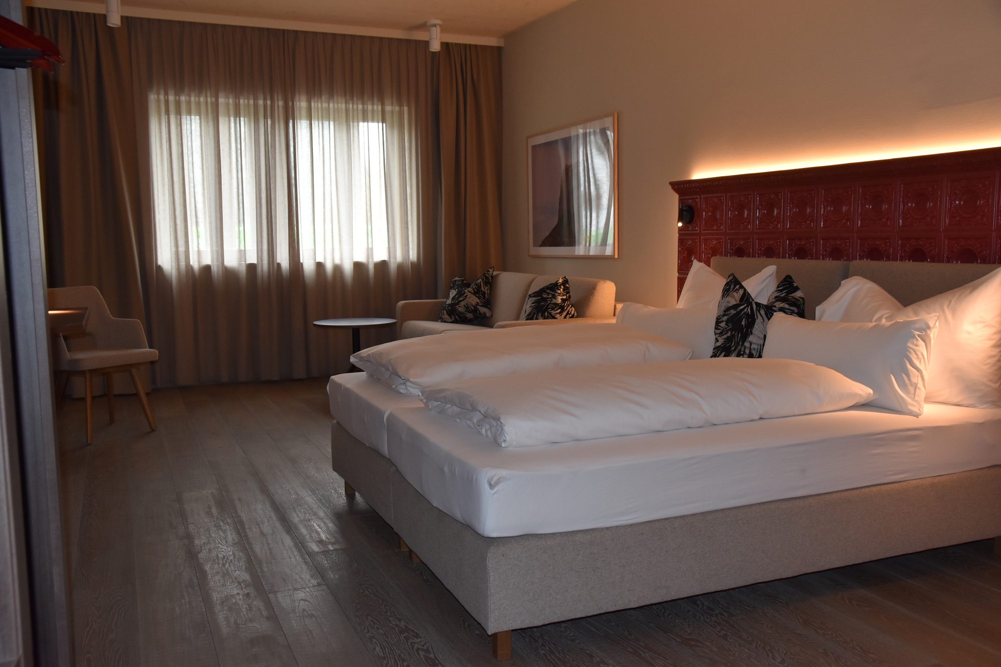 Deluxe-Zimmer im warmen Abendlicht mit Blick nach draußen
