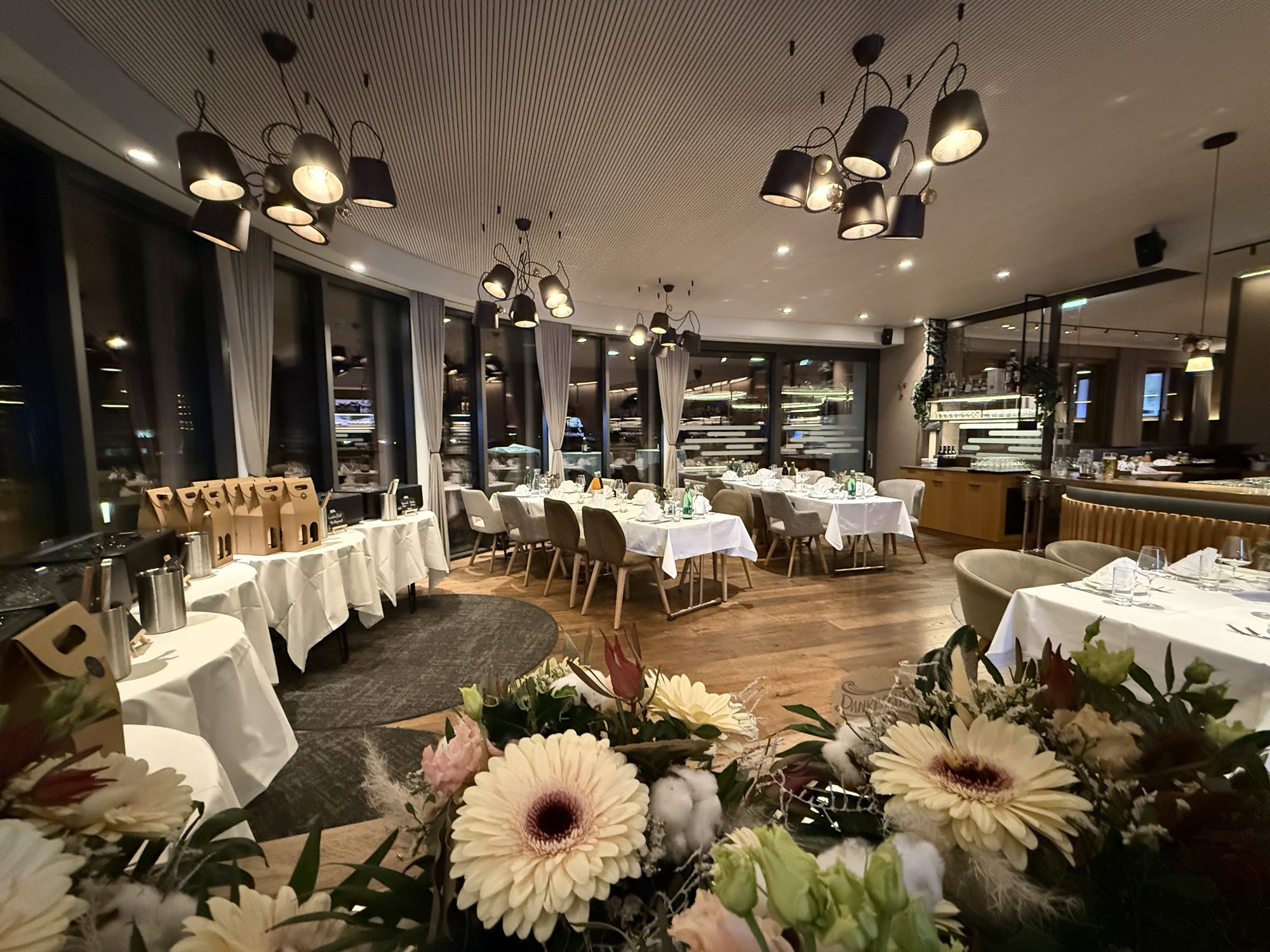 Festlich gedeckte Tafel mit Blumenschmuck in der HAFNERBAR