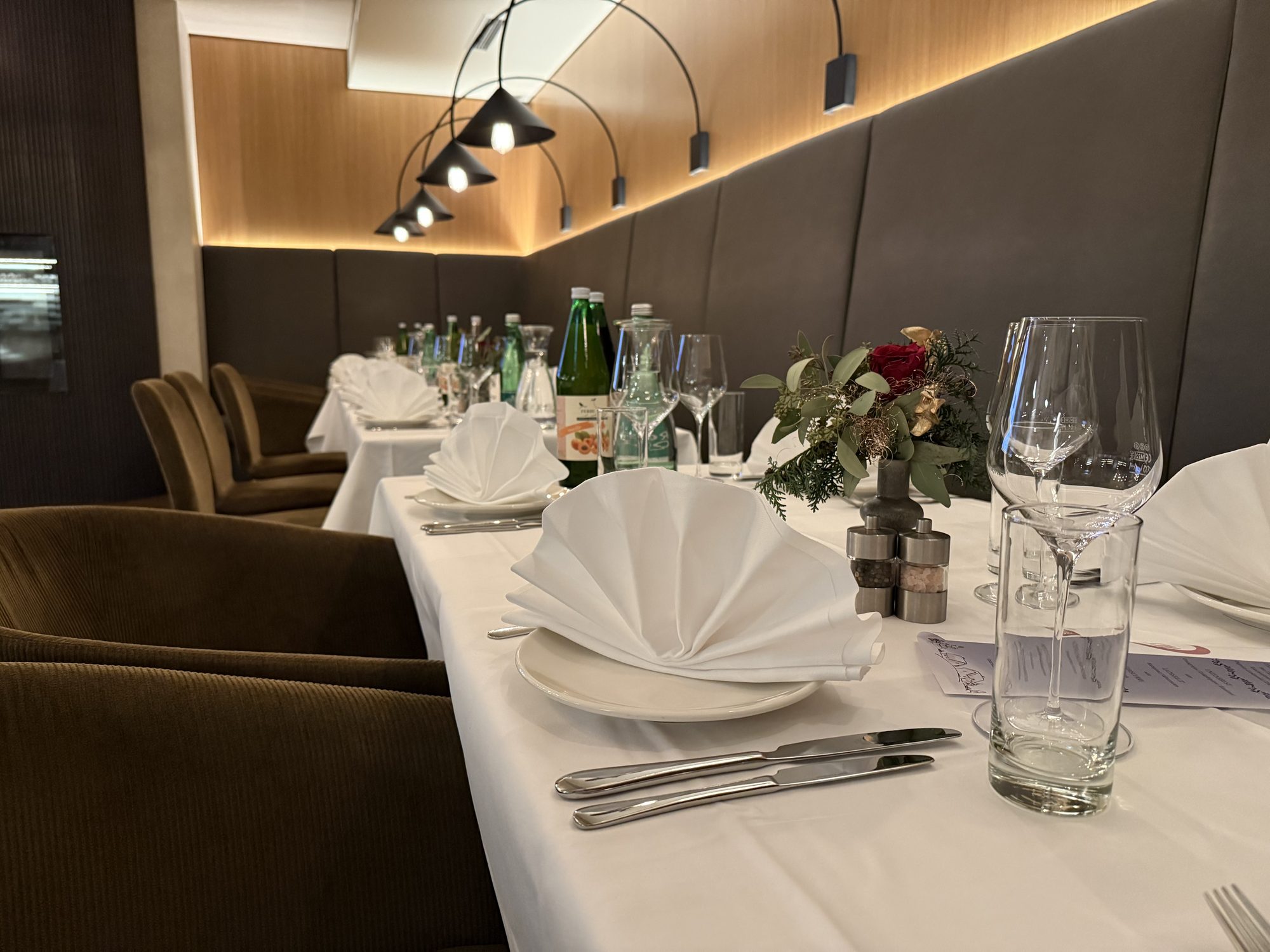 Lange Festtafel in der HAFNERBAR, eingedeckt mit Gläsern und Blumen