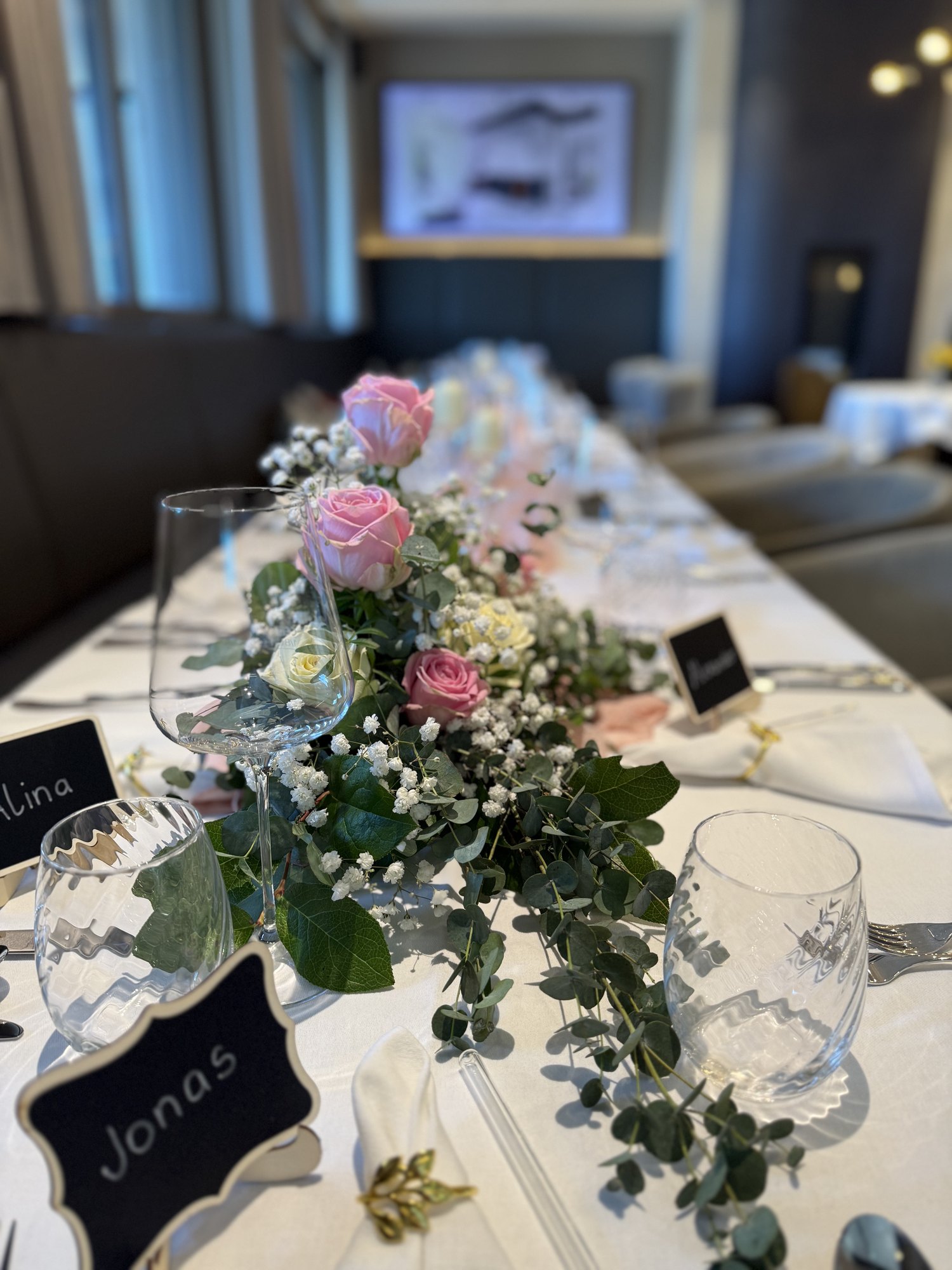 Gedeckte Tafel mit Blumen und Namensschildern in der HAFNERBAR