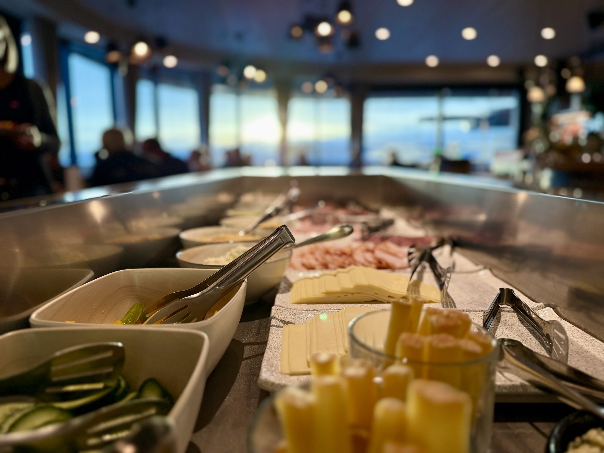 Wurst und Käse am Frühstücksbuffet