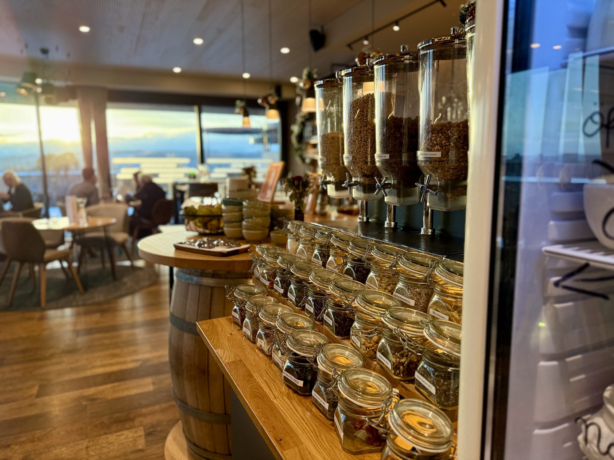 Frühstücksbuffet in der HAFNERBAR: Gläser mit Müsli und Aufstrichen, dahinter die Fensterfront mit Aussicht
