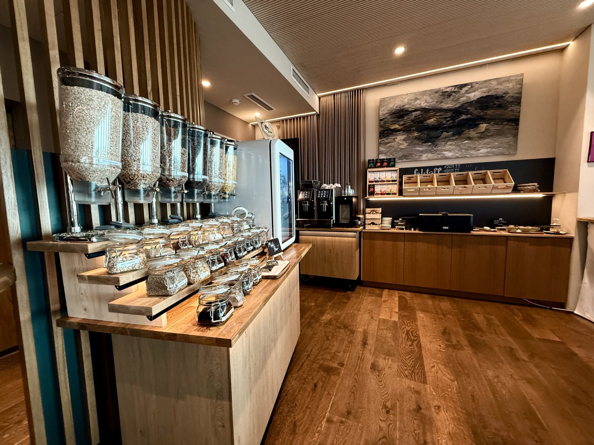 Frühstücksbuffet in der HAFNERBAR: Gläser mit Müsli, Obst und Aufstrichen