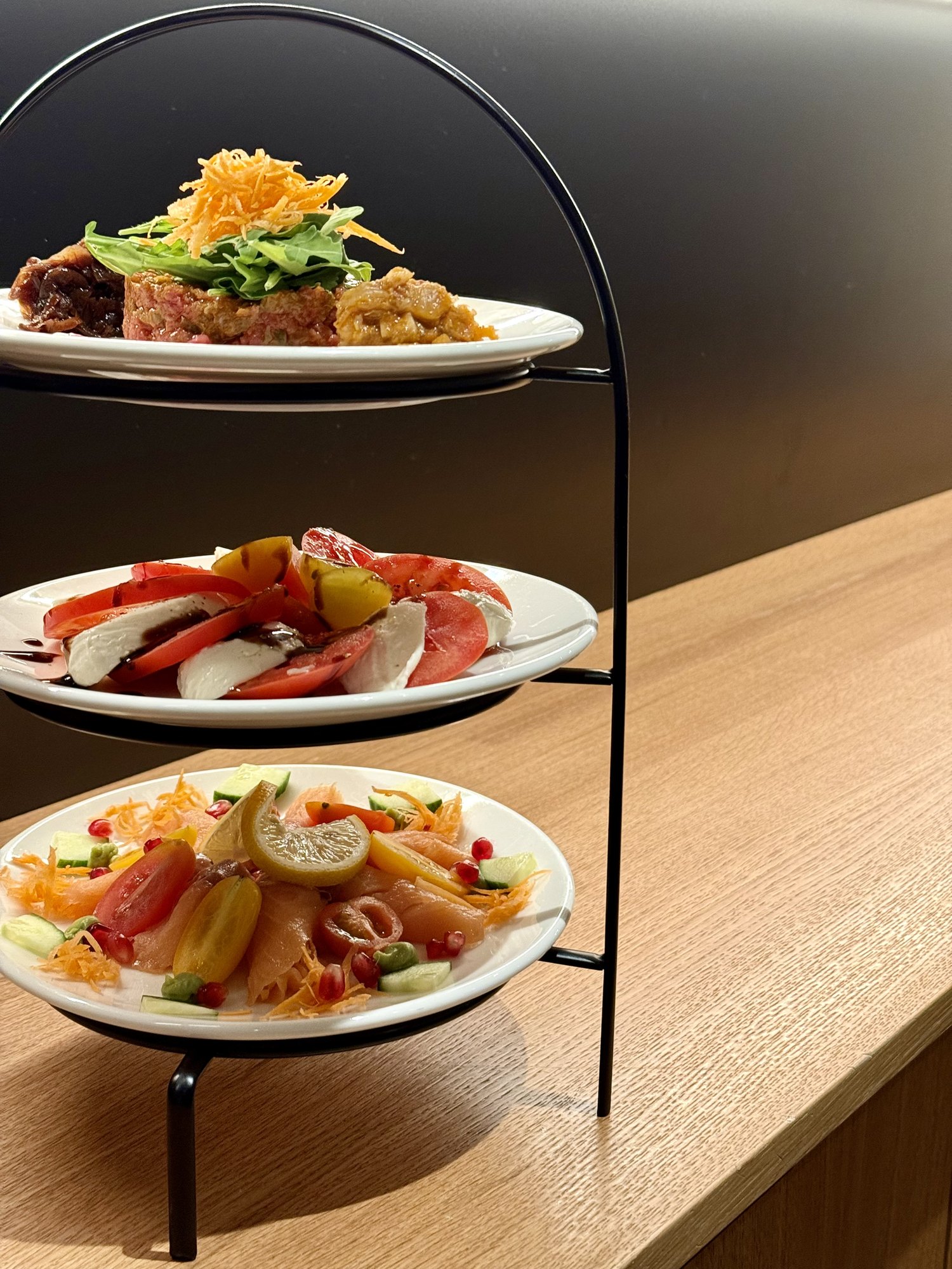 Der Hafnerturm: Vorspeisen-Etagere mit Tartare, Caprese und Lachs