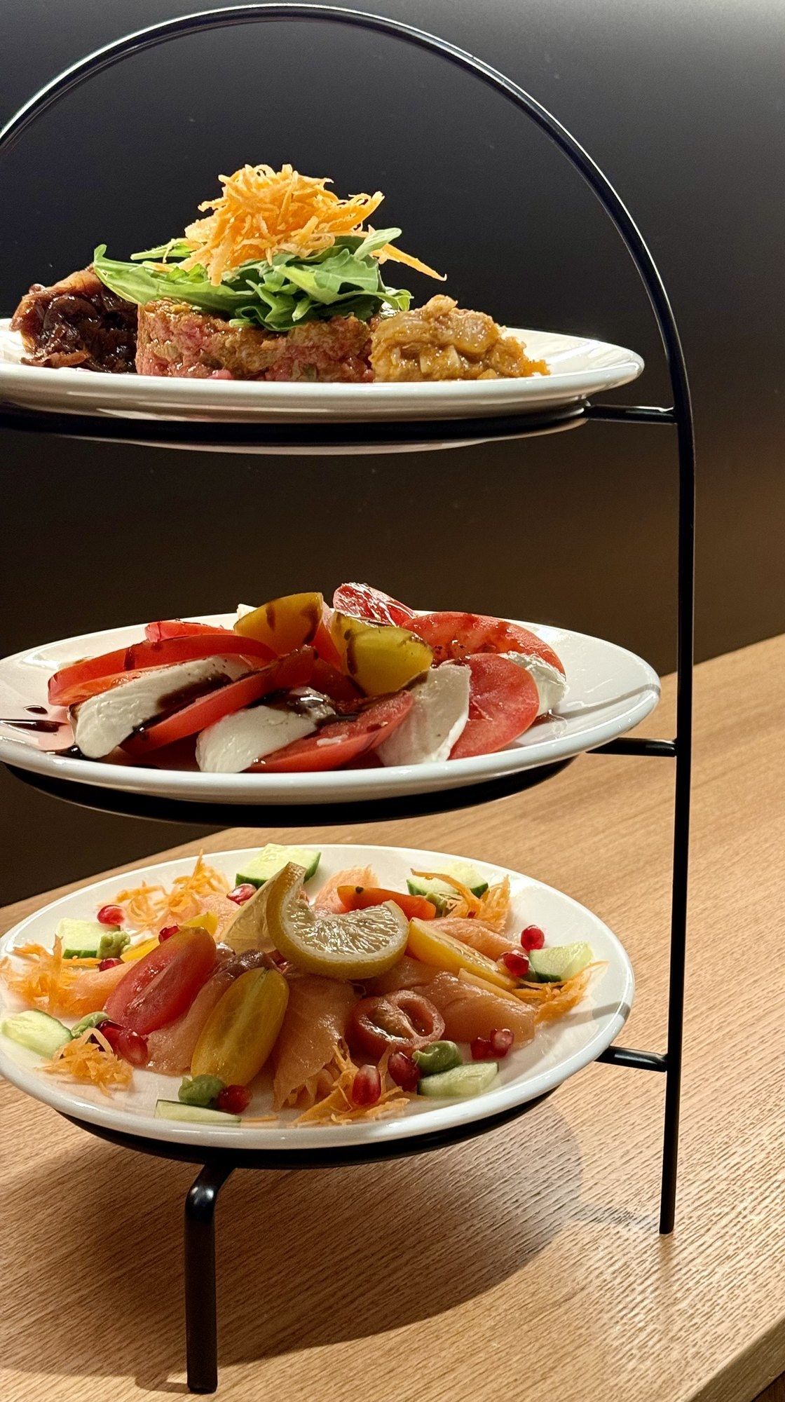 Der Hafnerturm: Vorspeisen-Etagere mit Tartare, Caprese und Lachs