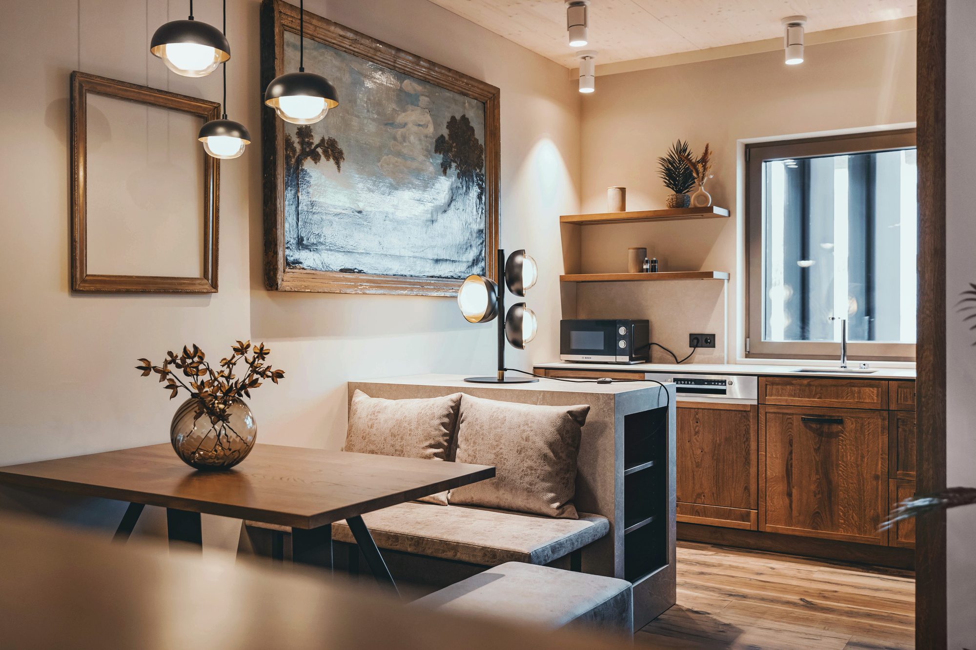 Essplatz der Suite Infinita mit Bank, Bild und Küchenzeile