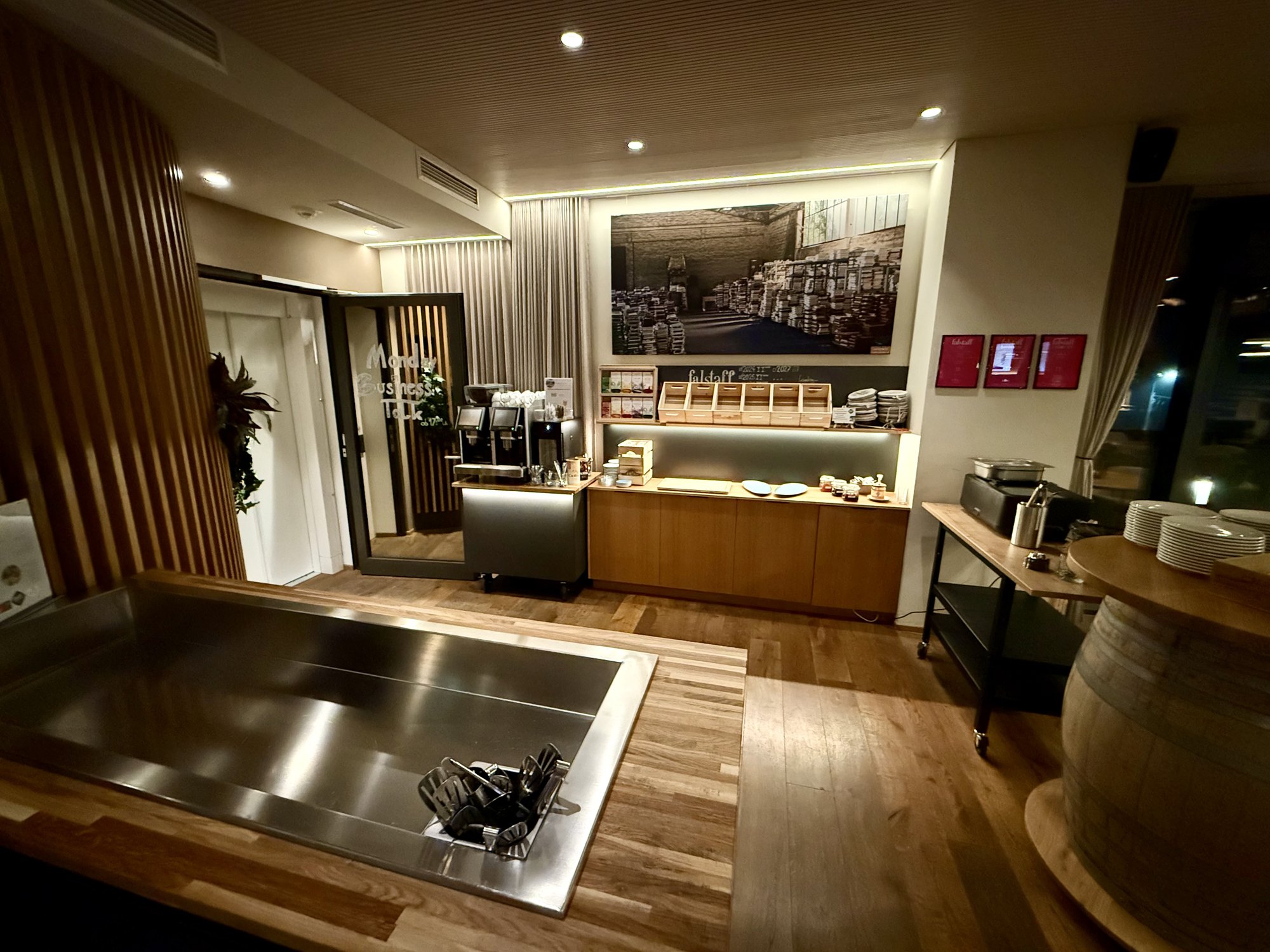 Buffetstationen der HAFNERBAR in der Nacht