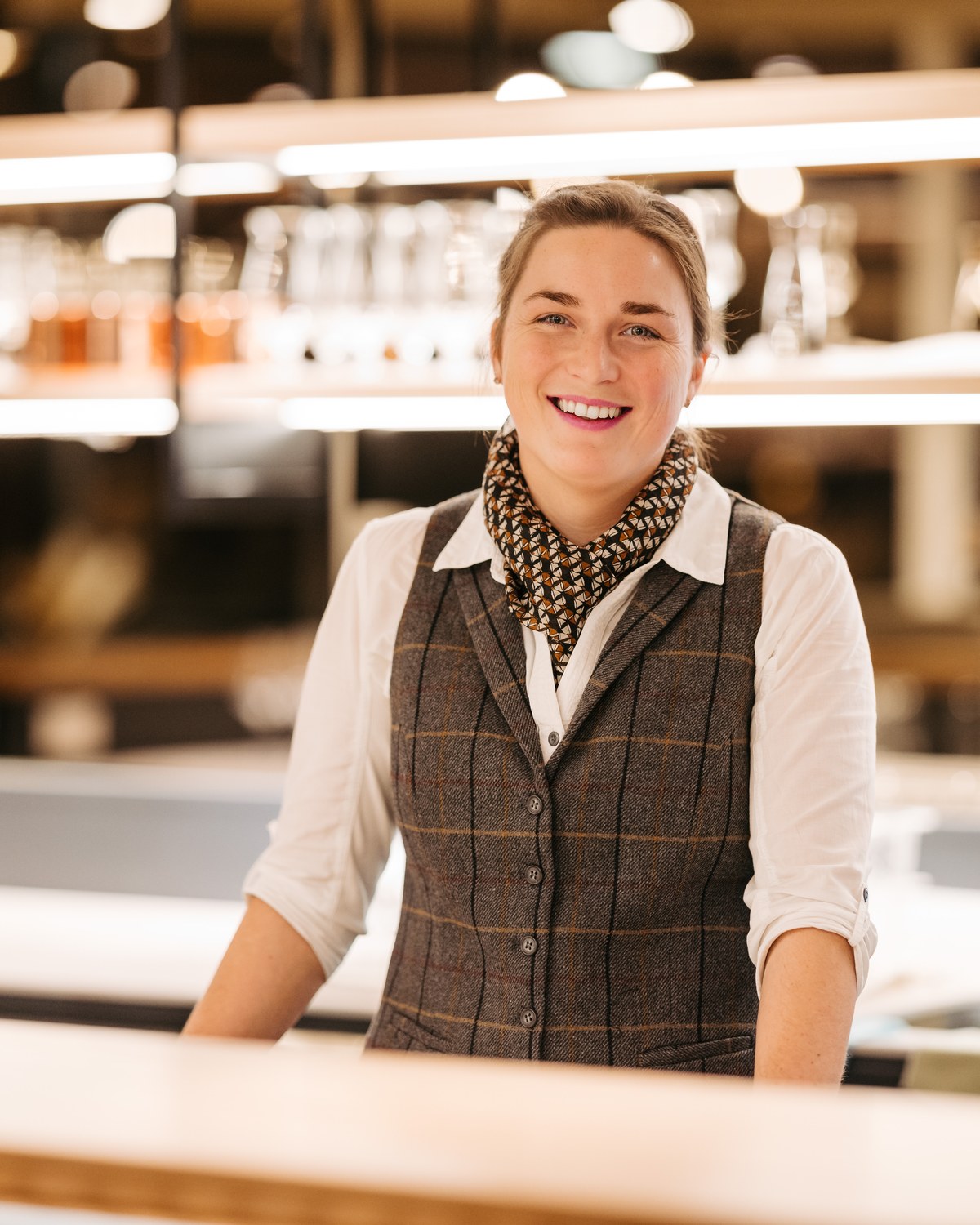 Anna Bösendorfer, Rezeption und Gästebetreuung im Hafnerhotel, an der Bar