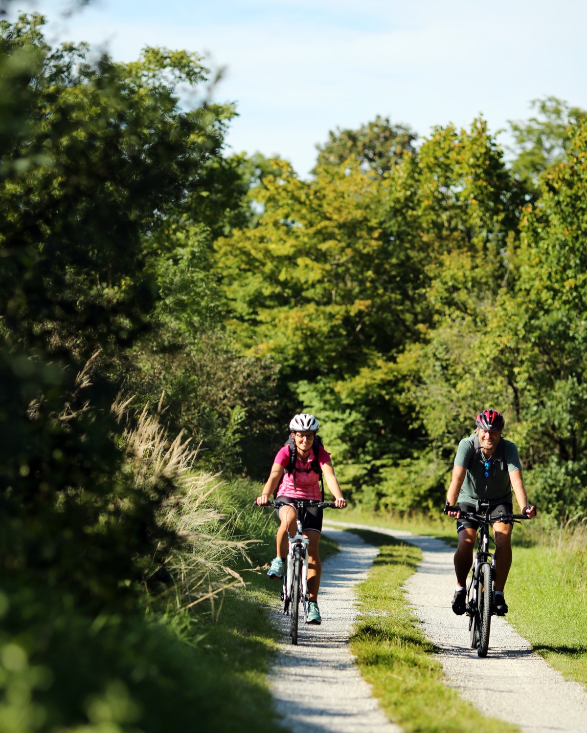 Zwei Radfahrer am Morgen auf einem Feldweg im Erlauftal