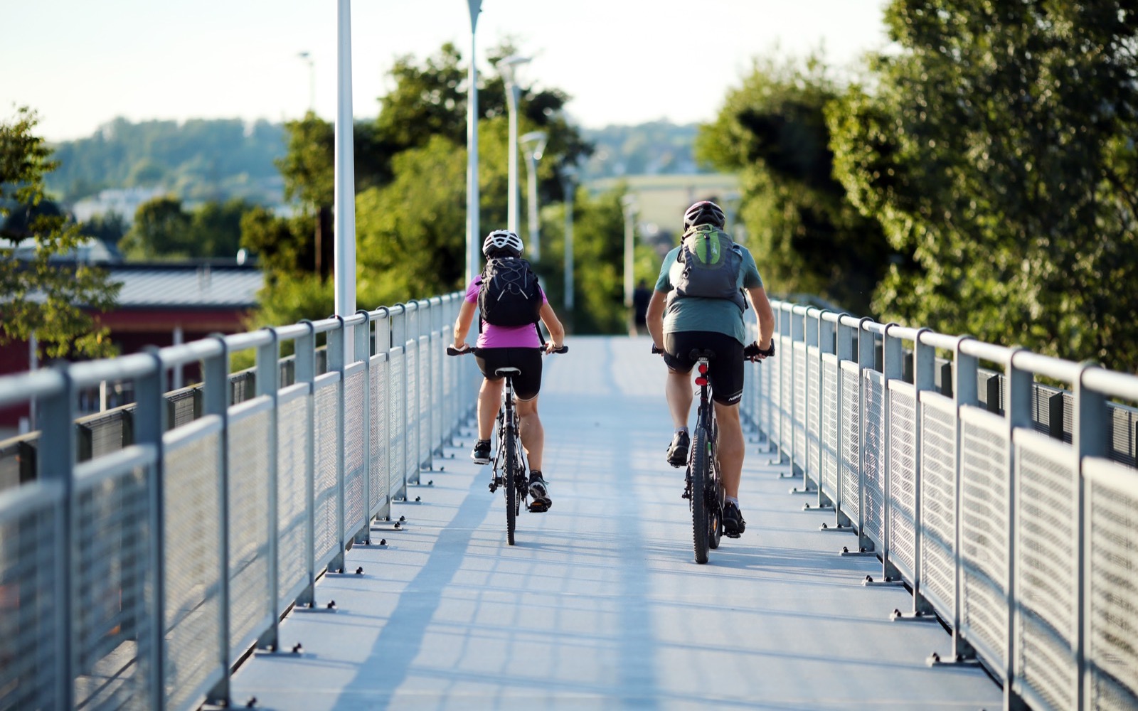 Zwei Radfahrer überqueren eine Brücke am Erlauftalradweg bei Wieselburg