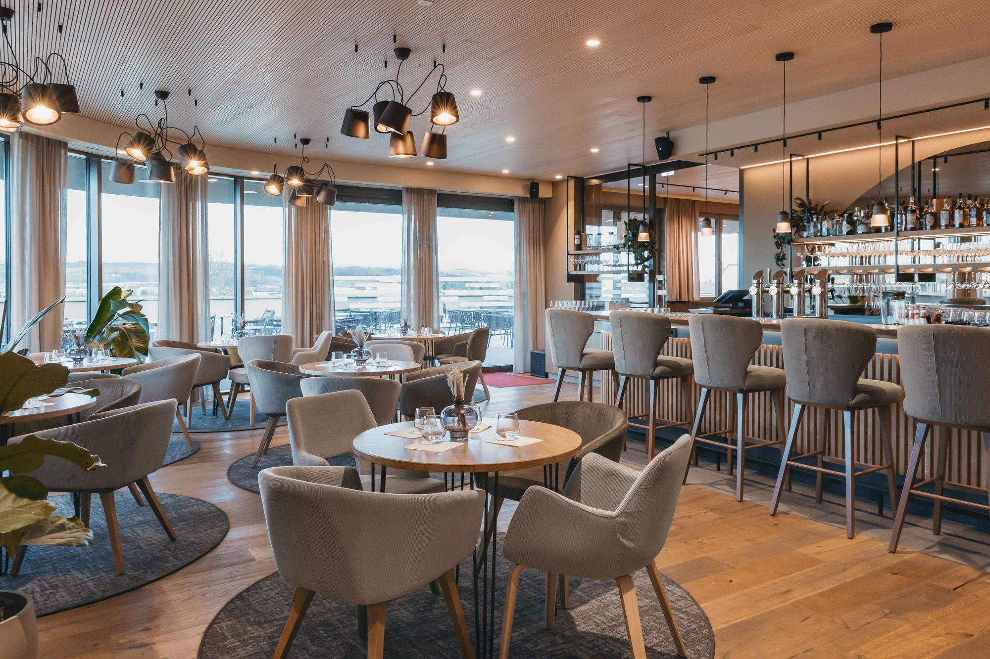 Restaurant der HAFNERBAR: Tische am Fenster mit Blick über Wieselburg