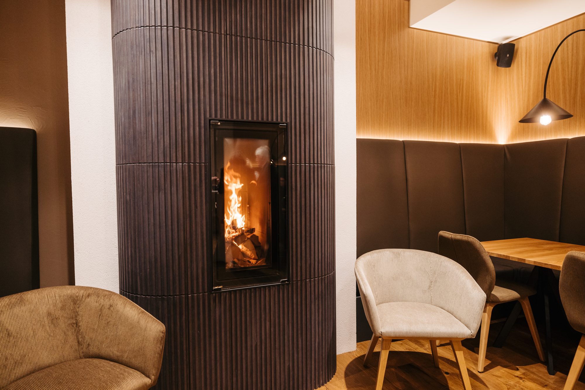 Runder Kachelofen im Gastzimmer der HAFNERBAR