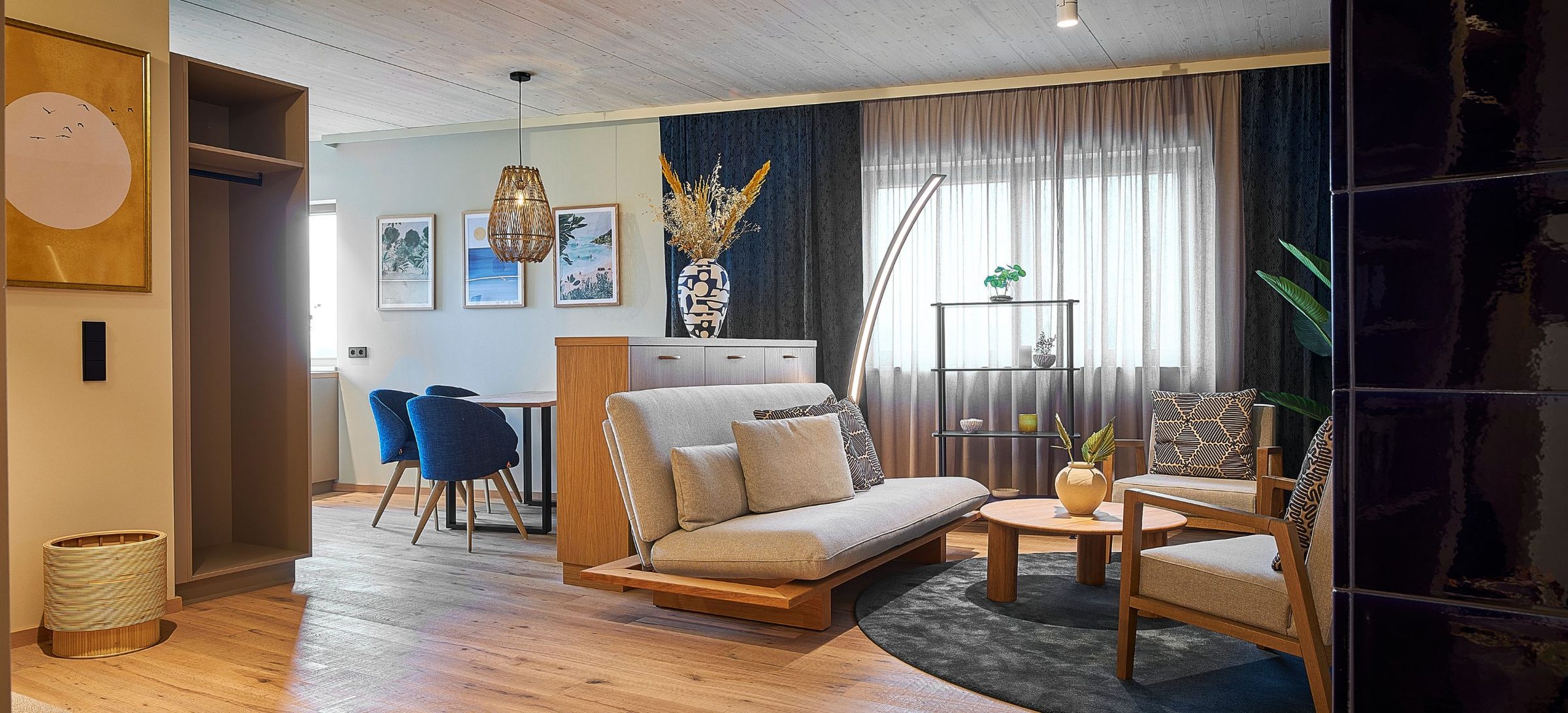 Suite DaVinci mit 58 m²: Sitzbereich mit Tagesbett und Sesseln, rechts der tiefblau glasierte Kachelofen