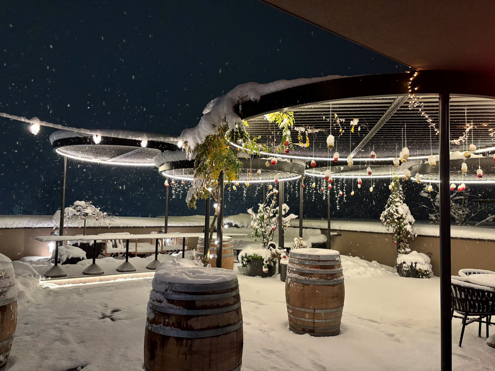 Winterterrasse der HAFNERBAR mit Schnee auf den Fässern