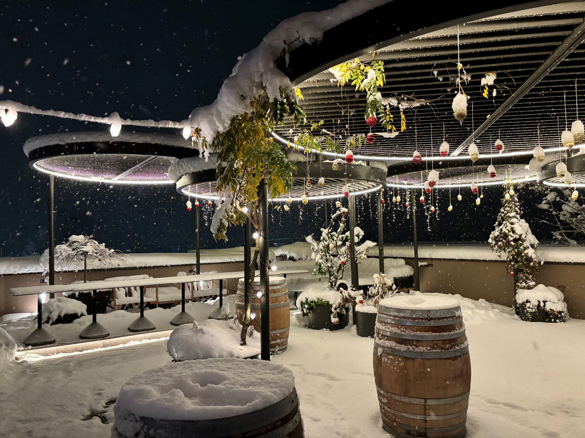 Die Dachterrasse der HAFNERBAR im Winter, mit Schnee auf den Möbeln