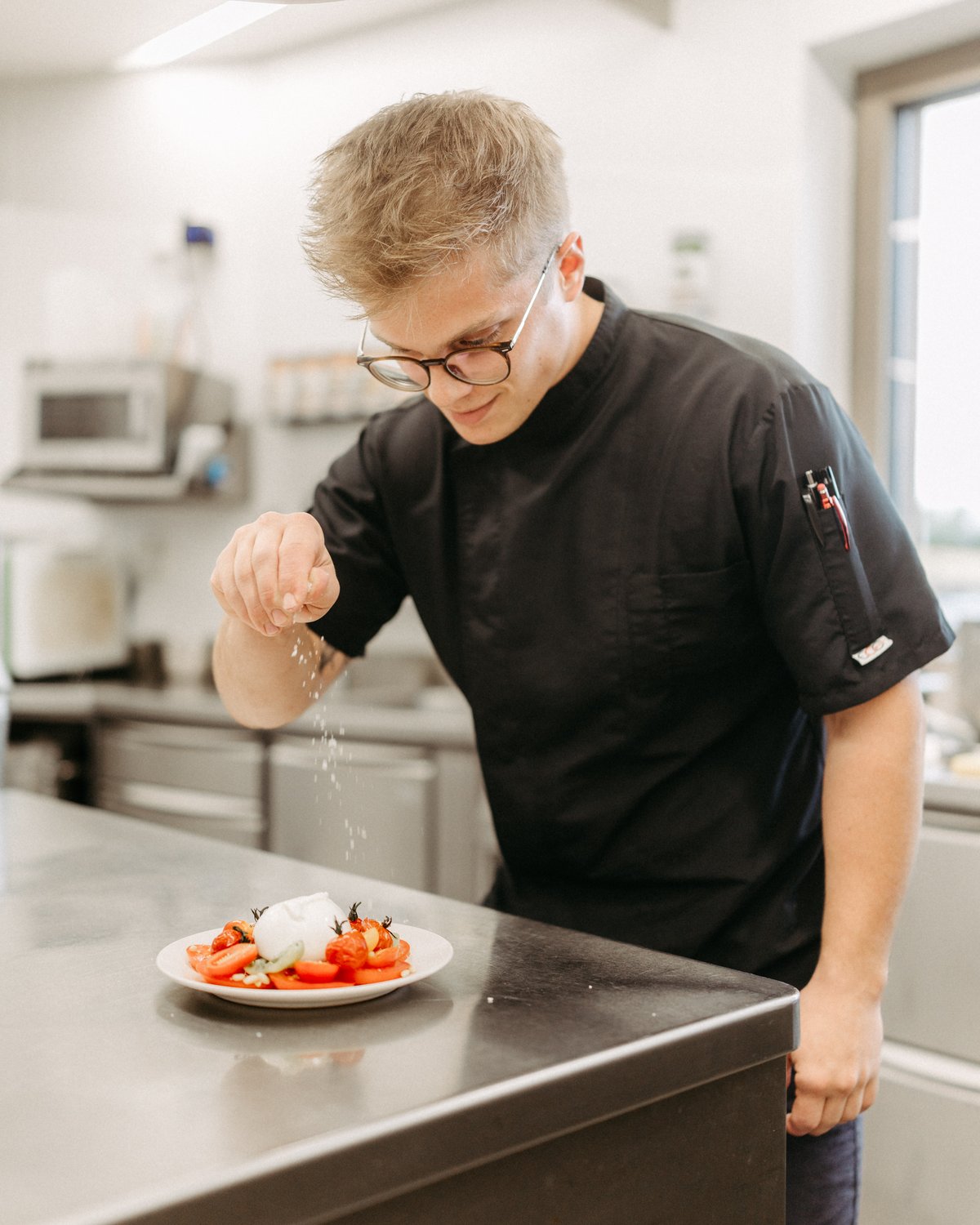 Dominik Dollfuß, Küchenchef, beim Anrichten in der Küche
