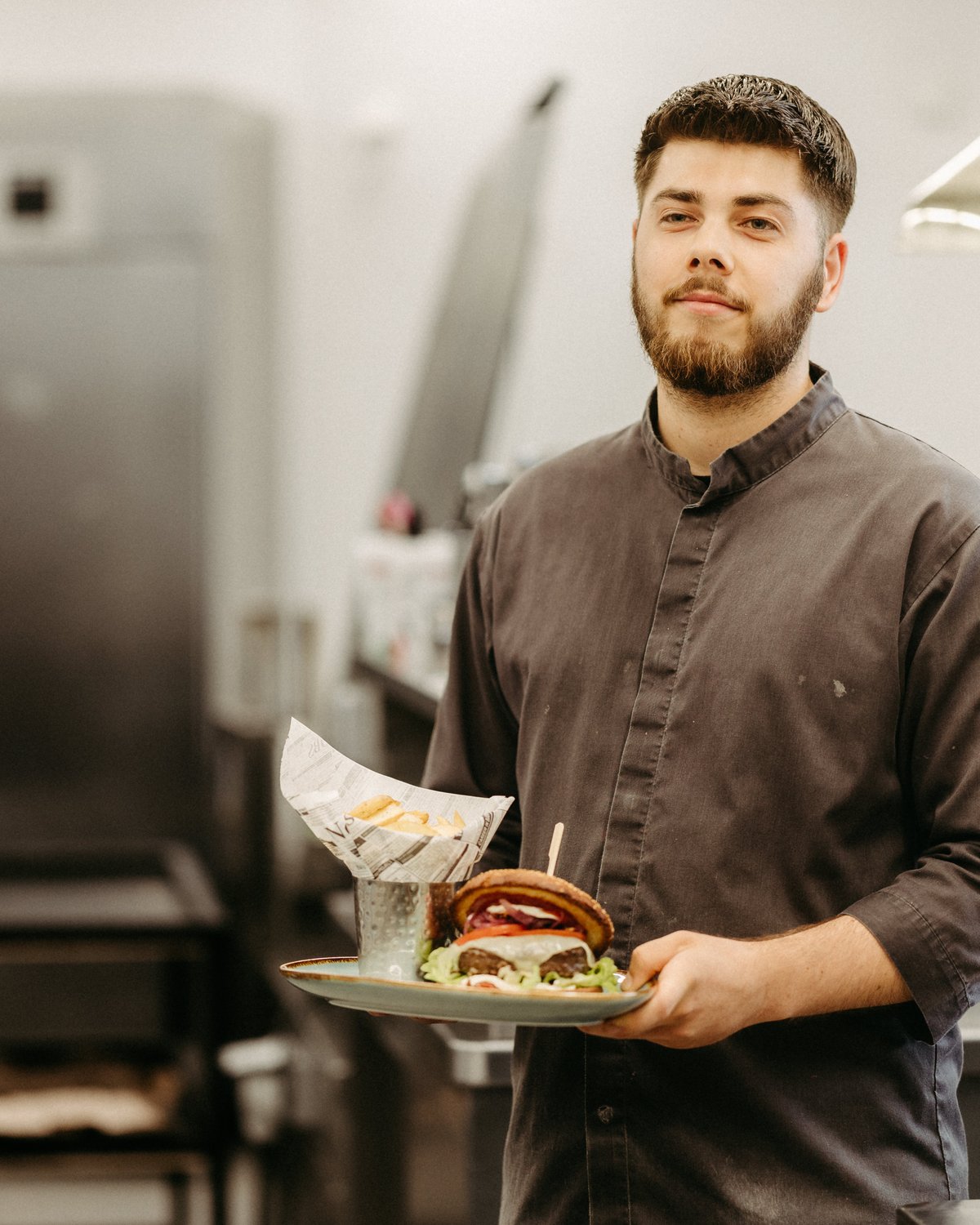 Ricky Hünerfauth, Koch, mit angerichtetem Burger