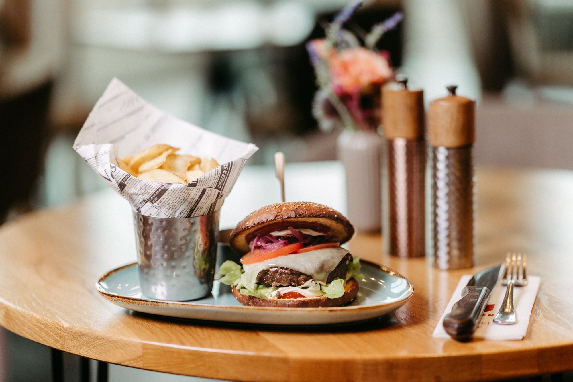 Wagyu-Burger mit Pommes am Tisch in der HAFNERBAR