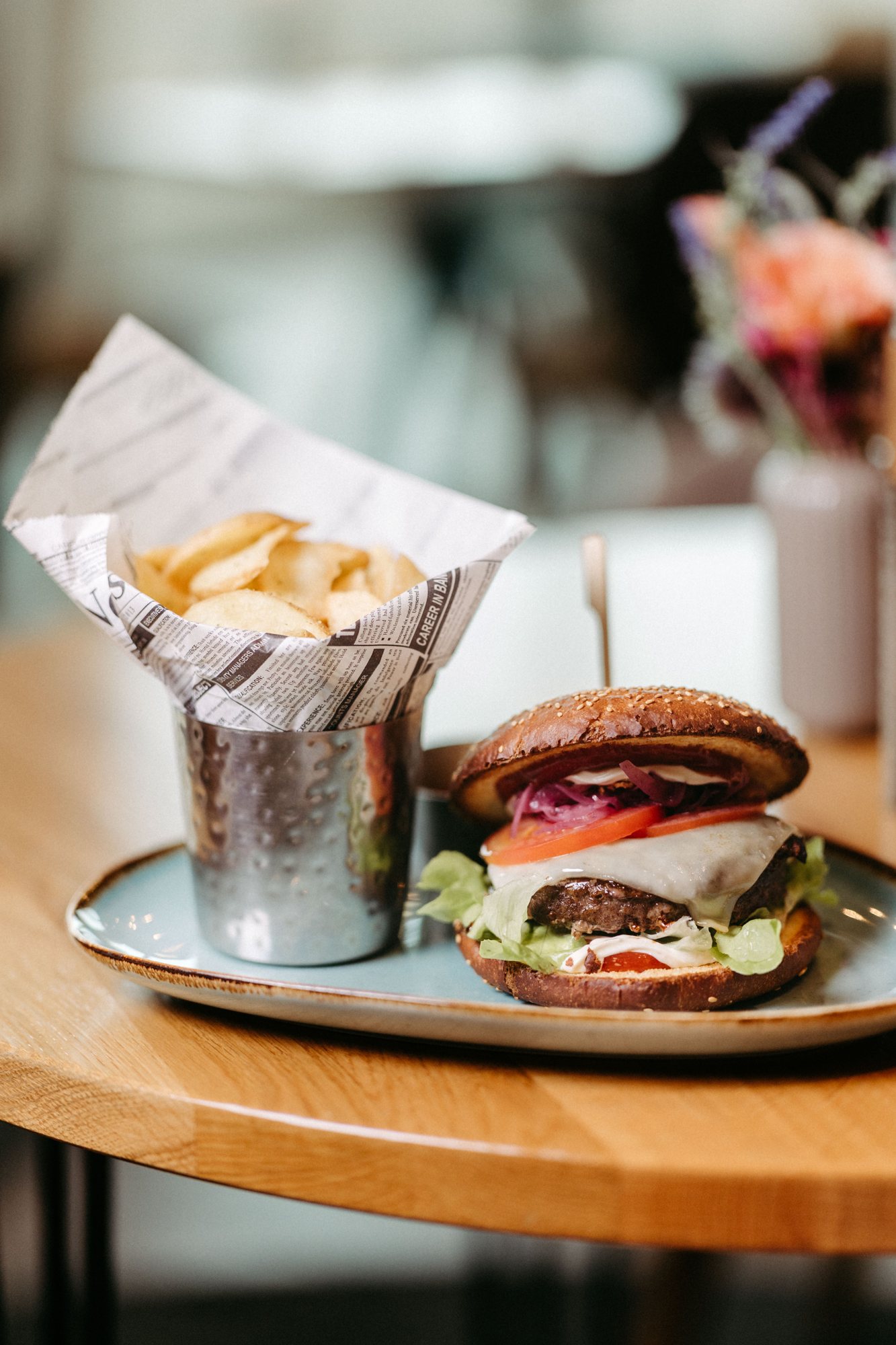 Wagyu-Burger mit Pommes am Tisch in der HAFNERBAR