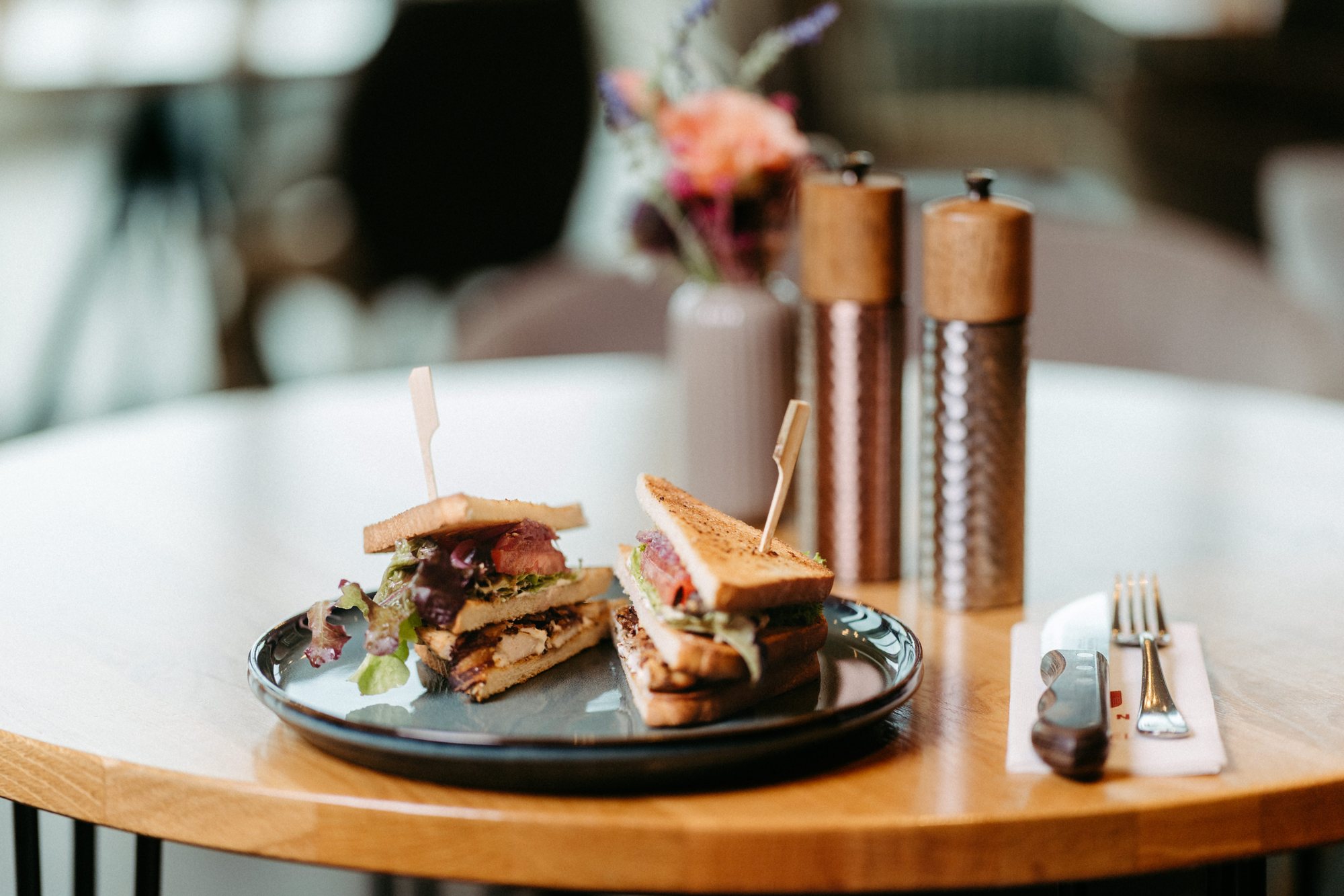 Club Sandwich am Tisch in der HAFNERBAR