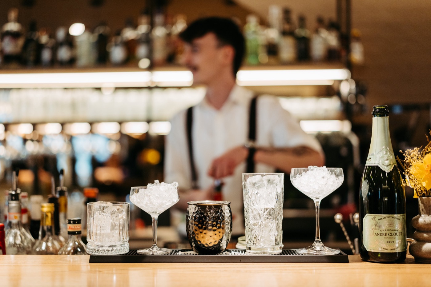 Drinks am Tresen der HAFNERBAR